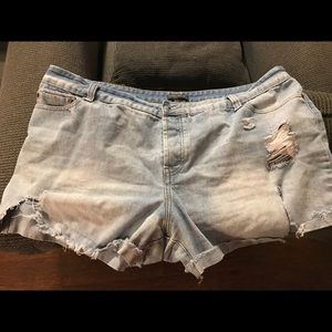 Plus size light wash ripped denim shorts